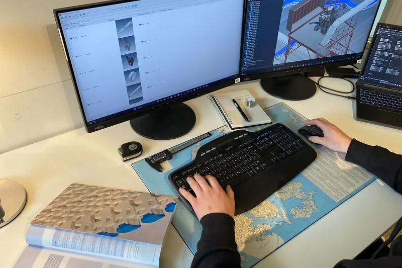 Konstruktør tegner en robotcelle i 3D på Velmos tegnestue