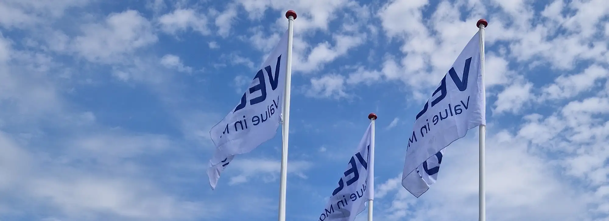 Velmos skilt og flag ved indkørslen i Aabybro